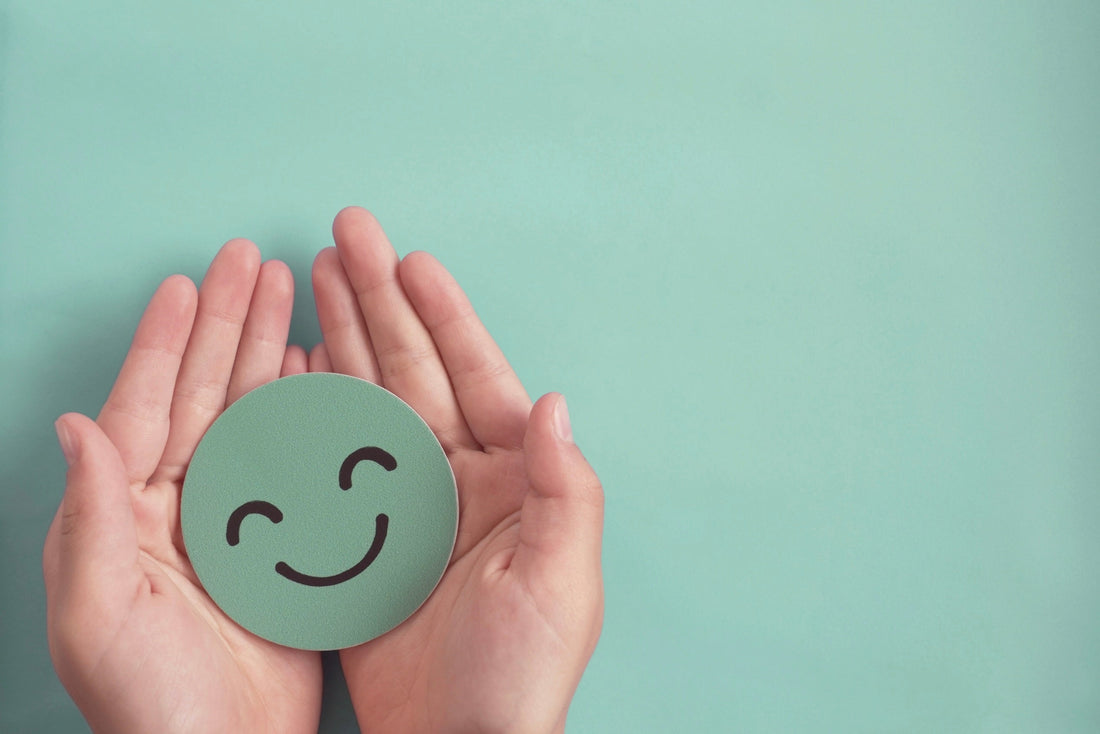 Grüner Smiley vor grünem Grund