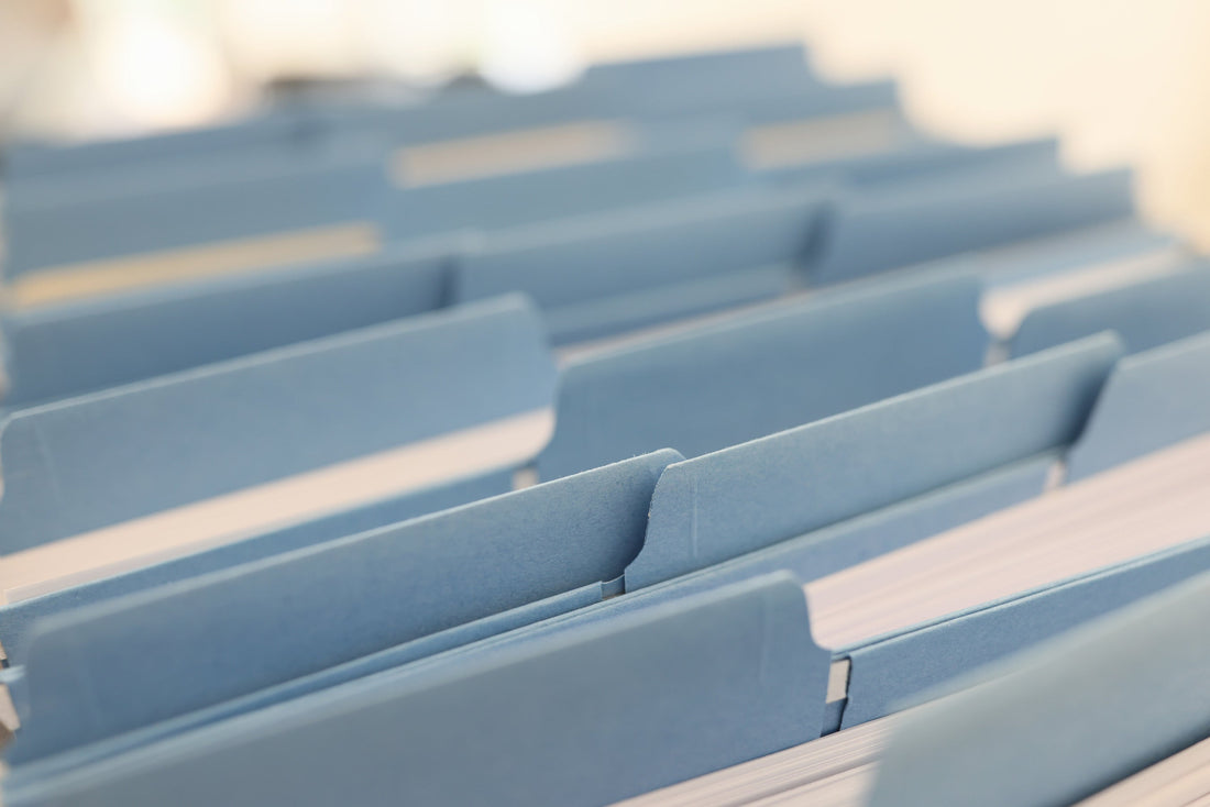 Nahaufnahme blauer Hängeregistermappen in einem Aktenschrank