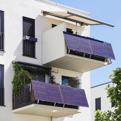Mehrfamilienhaus mit Balkonkraftwerken: schräg an den Balkongeländern montierte Solarmodule