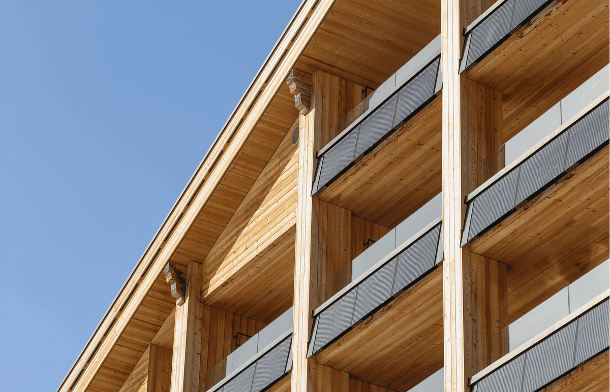 Holzfassade eines mehrgeschossigen Wohngebäudes mit Balkonen und Balkonkraftwerken