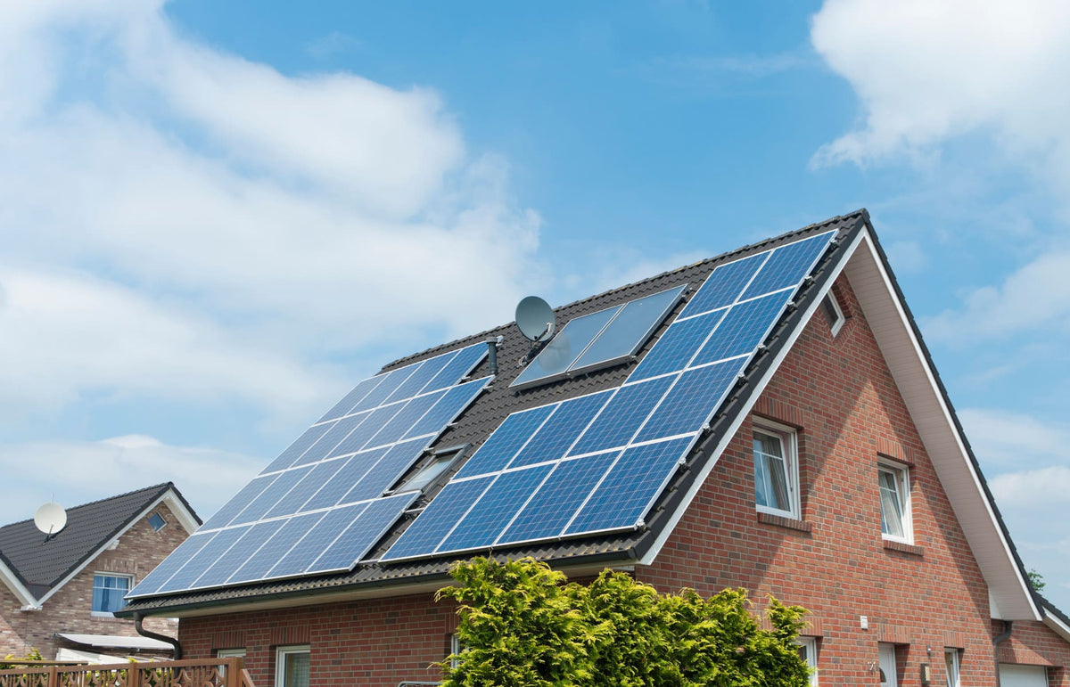 Rotes Klinker-Einfamilienhaus mit Photovoltaikanlage auf dem Satteldach